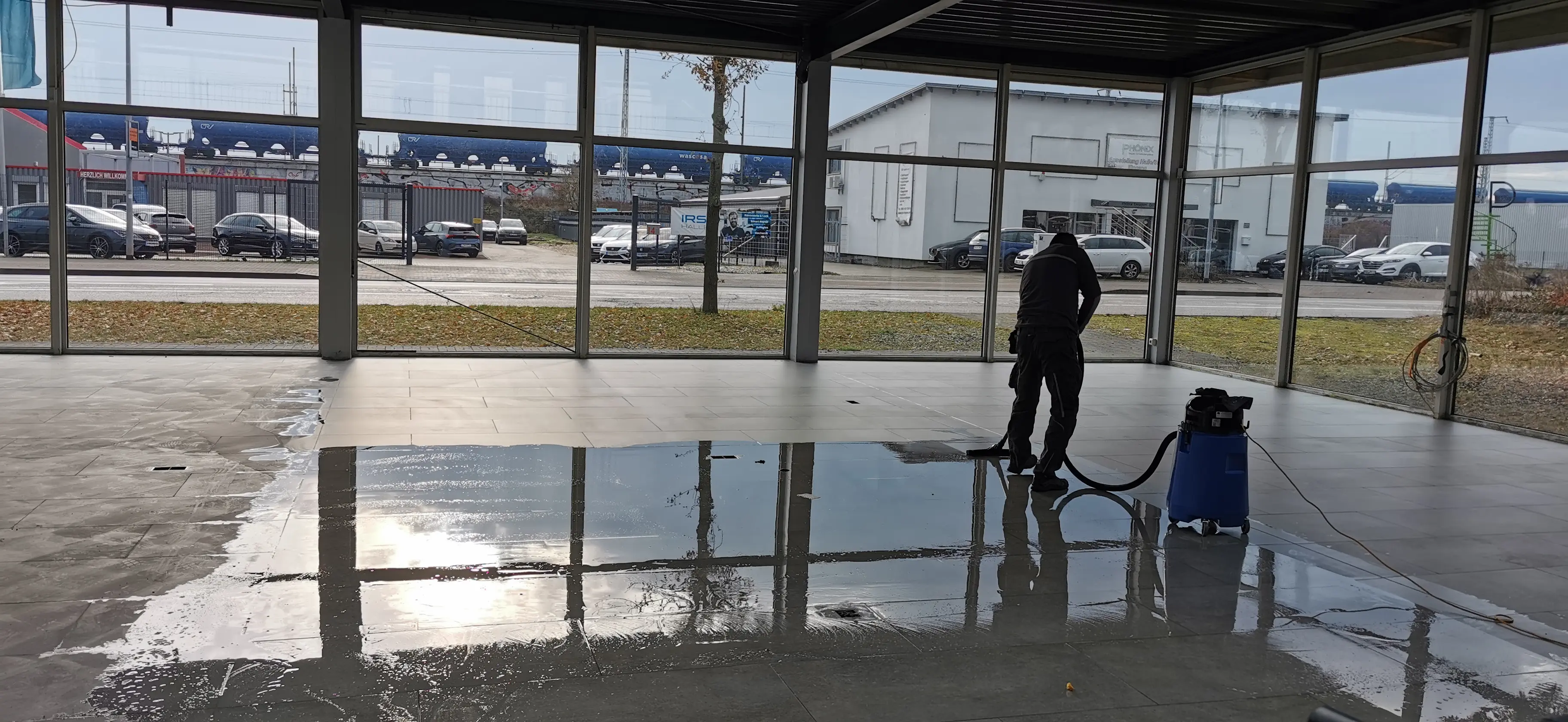 Grundreinigung eines Autohaus-Showrooms mit Industriesauger in Leipzig