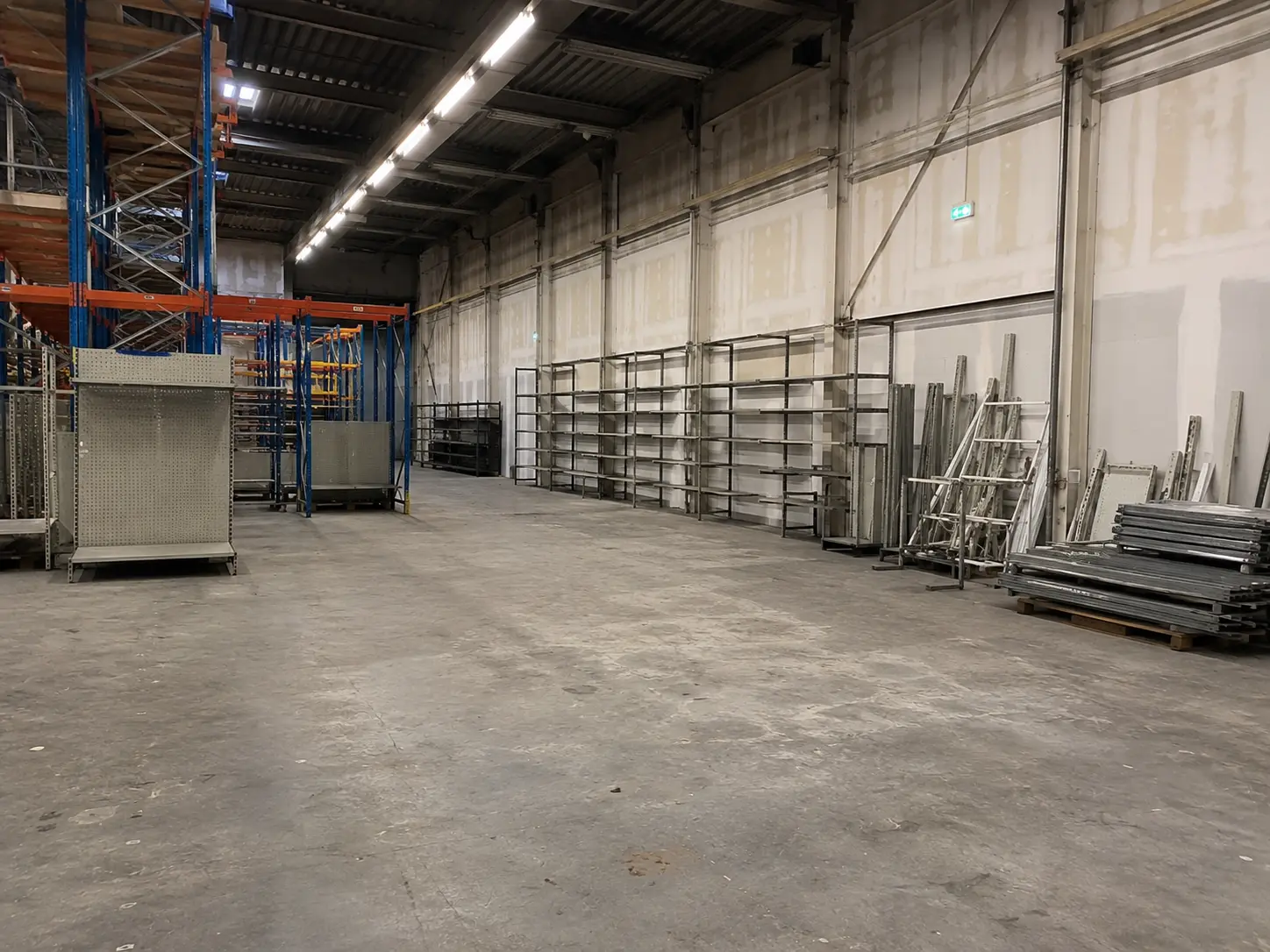 Grundgereinigte Lagerhalle mit Industrieregalen durch pureco in Leipzig