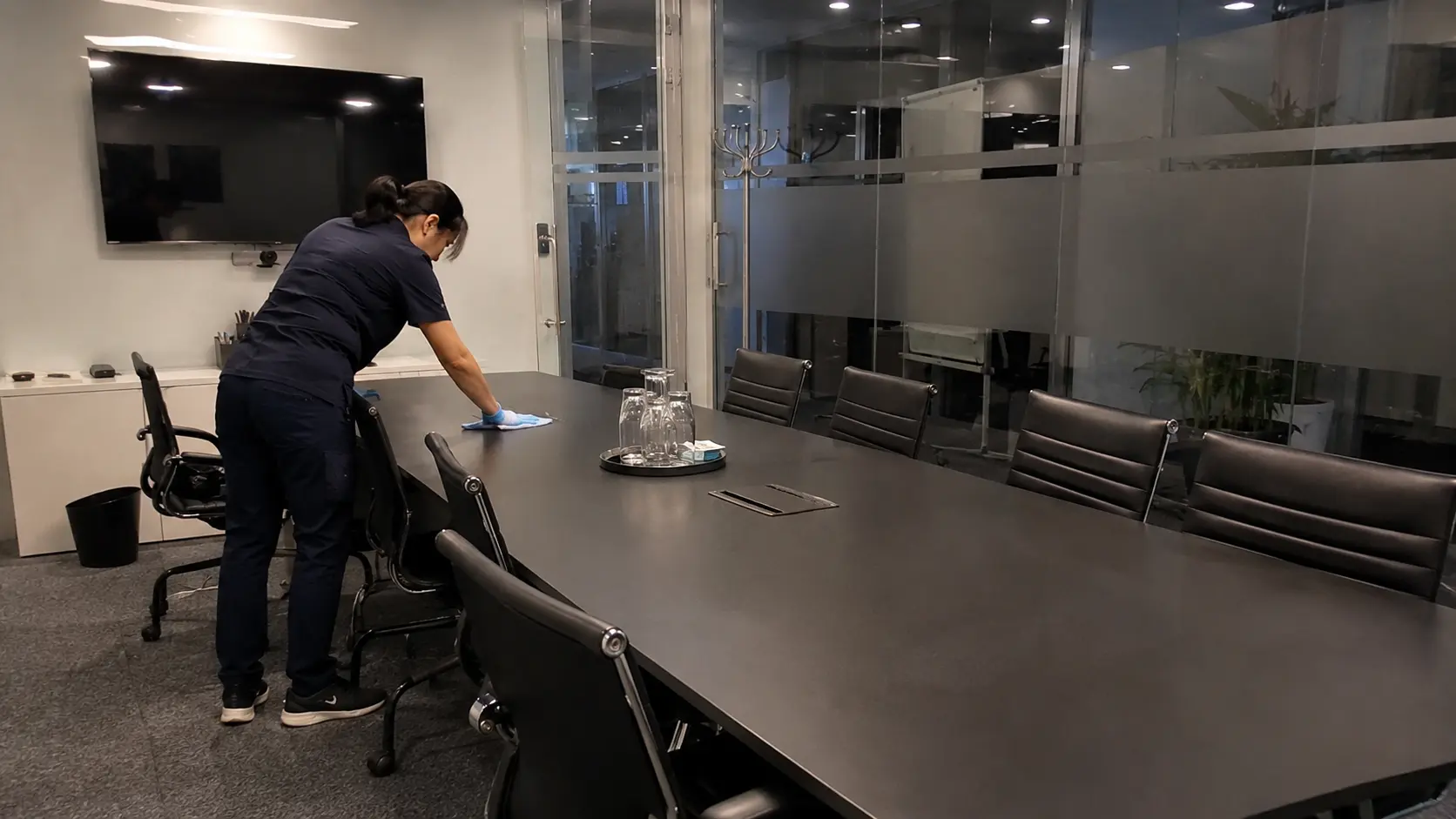 Unterhaltsreinigung eines Besprechungsraums in einem Bürogebäude in Leipzig