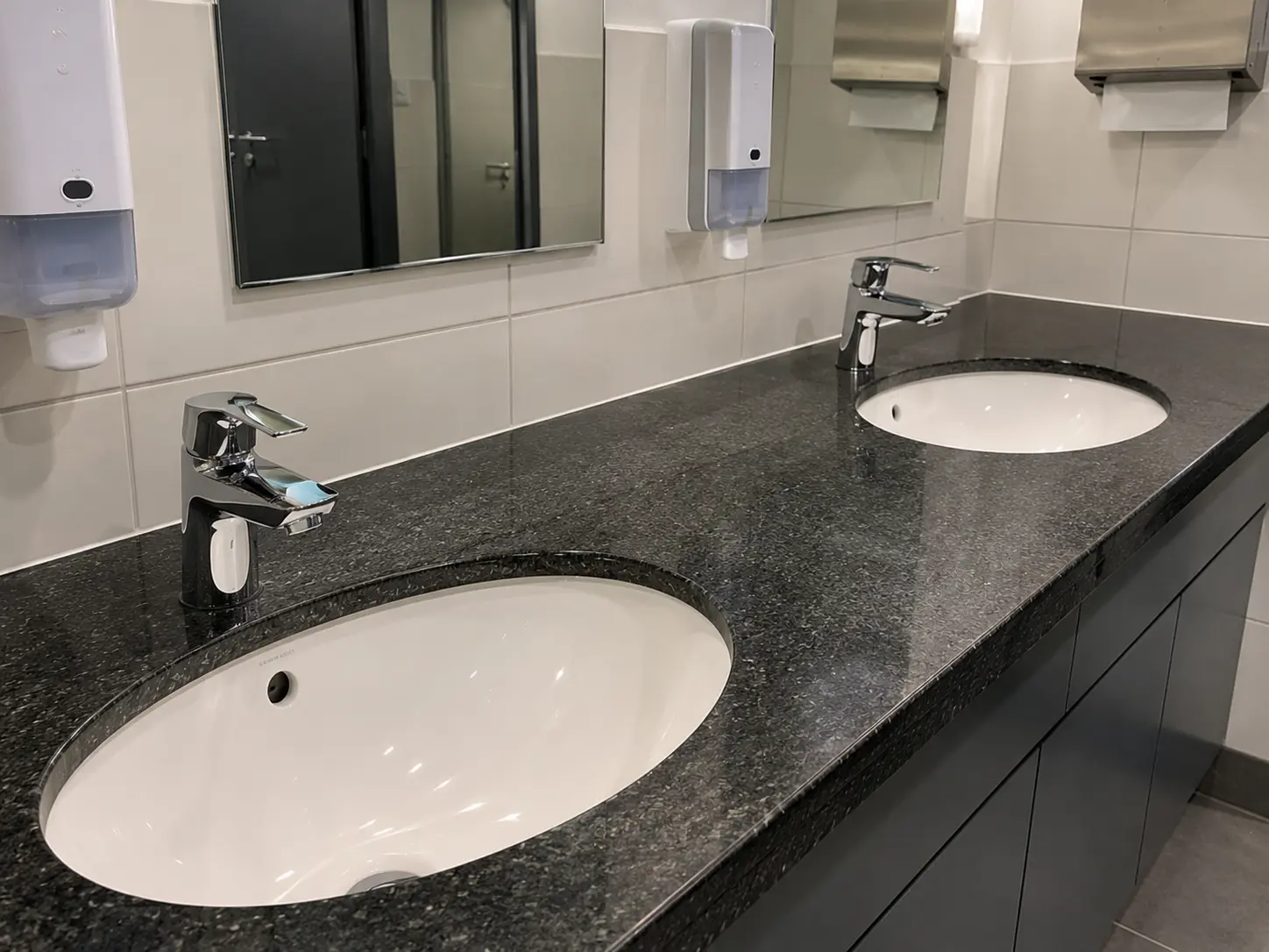 Sanitärreinigung eines Doppelwaschbeckens mit Granitoberfläche durch pureco in Leipzig