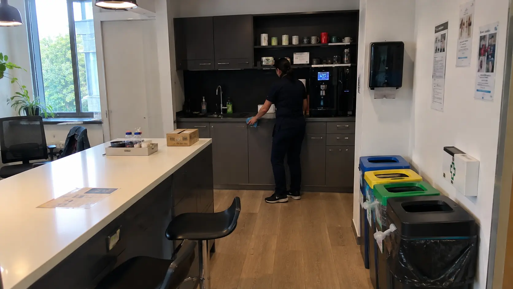 Unterhaltsreinigung einer Büroküche mit Kaffeemaschine und Mülltrennung durch pureco in Leipzig